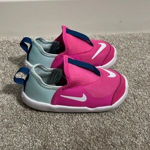 Girls Nike water shoe. Size 8c. Worn once and never got wet. Great condition!